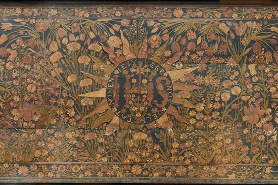 Ein besonderes Zeugnis handwerklicher Kunst: Antependium (Vorhang) aus Stroh aus dem Stiftsmuseum Neustift. (Foto: LPA/Stiftsmuseum Neustift/Johannes Plattner)