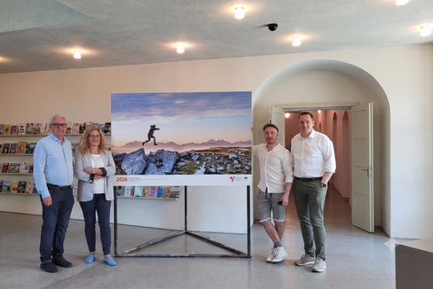 La mostra itinerante conclude il suo viaggio a Bressanone: (da sinistra) il vicesindaco Ferdinando Stablum, Elena Rado (Euregio), Fabio De Villa Palù (foto copertina 2026) e il sindaco Andreas Jungmann. (Foto: Euregio/Nicole Zambanini)
