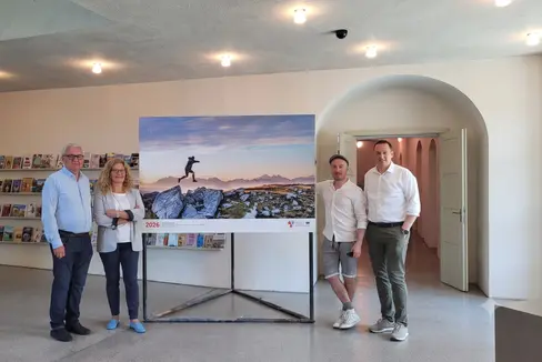 Brixen ist die letzte Station für die Wanderausstellung: Bei der Eröffnung in der Stadtbibliothek: (von links) Vizebürgermeister Ferdinando Stablum, Elena Rado (Euregio), Fabio De Villa Palù (Fotograf des Titelbilds 2026) und Bürgermeister Andreas Jungmann. (Foto: Euregio/Nicole Zambanini)