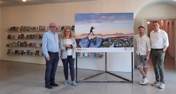 La mostra itinerante conclude il suo viaggio a Bressanone: (da sinistra) il vicesindaco Ferdinando Stablum, Elena Rado (Euregio), Fabio De Villa Palù (foto copertina 2026) e il sindaco Andreas Jungmann. (Foto: Euregio/Nicole Zambanini)
