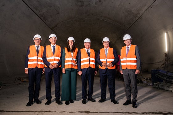 Il presidente della Provincia Arno Kompatscher, il presidente del Land Tirolo Anton Mattle, la parlamentare europea Sophie Kircher, il cancelliere federale austriaco Christian Stocker, il commissario europeo Apostolos Tzitzikostas e il ministro austriaco delle Infrastrutture Peter Hanke durante la visita al cunicolo esplorativo del BBT che collega i due Paesi. (Foto: USP/Ivo Corra)