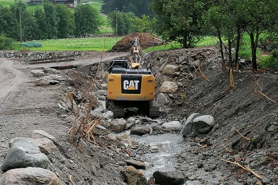 L'Ufficio sistemazione bacini montani Nord dell'Agenzia per la Protezione civile sta eseguendo lavori sul rio di Ceresara, a Racines, dopo i danni causati dal violento nubifragio del 5 giugno (Foto: ASP/Ufficio sistemazione bacini montani Nord)