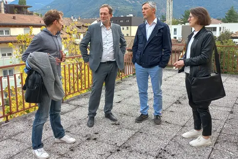 Da sinistra il geometra Hannes Rungger, l'assessore al Patrimonio Massimo Bessone, l'architetto Norbert Murer e l'architetto Johanna Leiter (Foto: ASP)