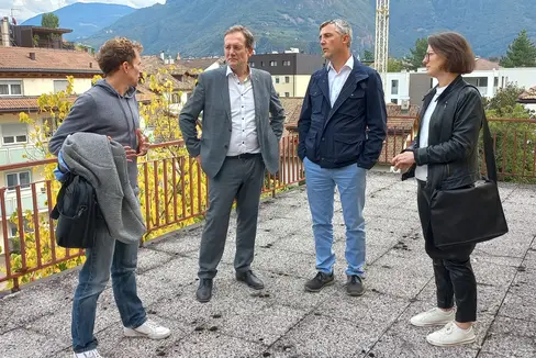 Da sinistra il geometra Hannes Rungger, l'assessore al Patrimonio Massimo Bessone, l'architetto Norbert Murer e l'architetto Johanna Leiter (Foto: ASP)