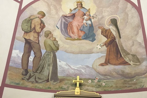 Nell'abside della chiesa si trova un dipinto murale di Albert Stolz raffigurante l'Adorazione di Maria con Santa Teresa (Foto: ASP/Soprintendenza ai beni culturali)