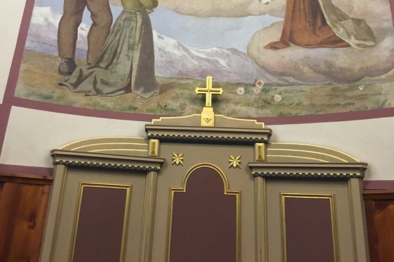 Nell'abside della chiesa si trova un dipinto murale di Albert Stolz raffigurante l'Adorazione di Maria con Santa Teresa (Foto: ASP/Soprintendenza ai beni culturali)