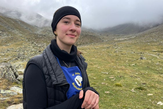 Eine ganz besondere Rolle in der Transhumanz kommt den Hirten und Treibern und ihren Hunden zu - im Bild Hirtin Verena Kienzl. (Foto: LPA/Gnews)