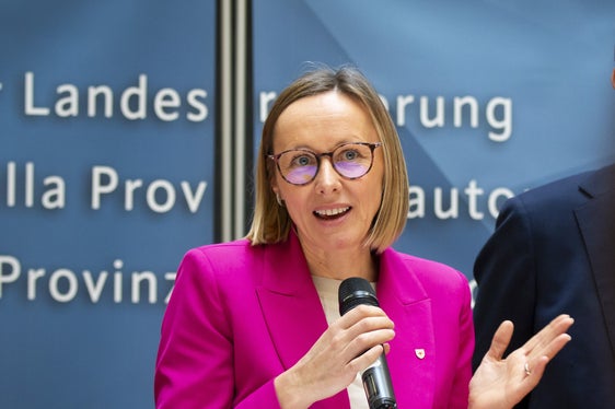 Mit dieser Reallohnerhöhung für das Bildungspersonal setzen wir zunächst für den Bereich der Landesschulen das Ziel um, das wir uns im Koalitionsprogramm gesetzt hatten, nämlich Bildungsberufe besser zu vergüten, betont Personallandesrätin Magdalena Amhof. (Foto: LPA/Fabio Brucculeri)