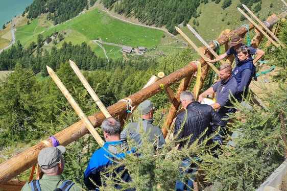 Mitarbeiter des Landesamtes für Wildbach- und Lawinenverbauung West führen Mitarbeiter des Forstinspektorates Meran zur Lawinenverbauung Hochegg in Vernagt; im Bild die Holzrechen, deren Gesamtlänge 152 Meter umfasst. (Foto: LPA/Forstinspektorat Meran)