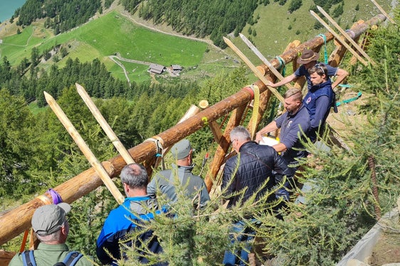 Mitarbeiter des Landesamtes für Wildbach- und Lawinenverbauung West führen Mitarbeiter des Forstinspektorates Meran zur Lawinenverbauung Hochegg in Vernagt; im Bild die Holzrechen, deren Gesamtlänge 152 Meter umfasst. (Foto: LPA/Forstinspektorat Meran)