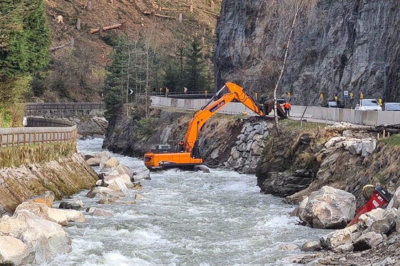 In der Ahr bei der Schlosskurve bei Burg Taufers arbeiten Wildbachverbauung und Landesstraßendienst gemeinsam an der Befestigung der Ufermauer und der Straße; während der dringend auszuführenden Arbeiten muss ein Einbahnverkehr eingerichtet werden. (Foto: LPA/Landesamt für Wildbach- und Lawinenverbauung Ost)