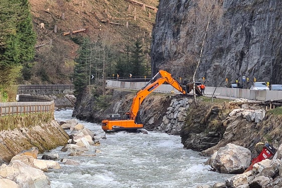 La squadra dell'Ufficio Sistemazione bacini montani est con il caposquadra Hubert Ignaz Brugger sta mettendo in sicurezza le pareti dell'argine del torrente Aurino, mentre il Servizio strade della Provincia con il capocantiere Michael Mischi sta ristrutturando e rinnovando il ciglio della strada e i guardrail. (Foto: ASP/Ufficio Sistemazione bacini montani est)