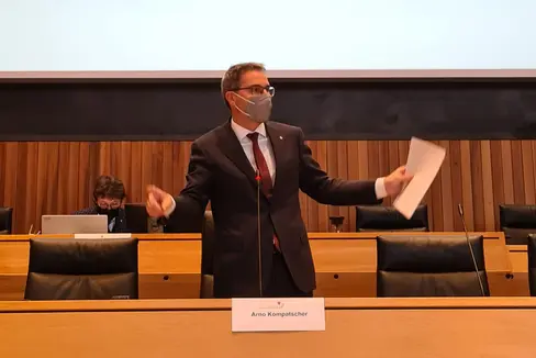 Landeshauptmann Kompatscher hat in seiner Rede zum Haushalt 2022 die Notwendigkeit des gesellschaftlichen Zusammenhalts und der nachhaltigen Entwicklung unterstrichen. (Foto: Landtag/Martin Werth)