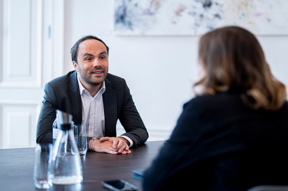 L'assessore provinciale Achammer ha presentato alla ministra, tra l'altro, il progetto Patente dello smartphone, che sensibilizza gli studenti delle scuole secondarie (e i loro genitori) ad un uso responsabile dei media digitali. (Foto: Cancelleria federale/Florian Schrötter)