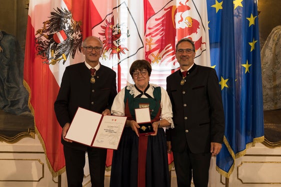 Insignita della croce al merito del Land Tirol dai presidenti provinciali Anton Mattle (a sinistra) e Arno Kompatscher (a destra): Luise Huebser Markart di Racines. (Foto: Land Tirol/Sedlak)