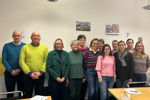 L'assessora provinciale Magdalena Amhof (terza da sinistra) e il direttore di Dipartimento Günther Burger (primo da sinistra) con il team del Centro di mediazione lavoro di Merano. (Foto: USP/Anna Künig)