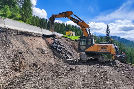 Im Rahmen des ersten Bauloses soll die Landesstraße auf den Valparola-Pass auf einigen Teilstücken stabilisiert werden. Damit die Arbeiten schneller vorankommen wird eine Sperre der Straße ab 16. September ins Auge gefasst. (Foto: LPA/Landesabteilung Straßendienst)