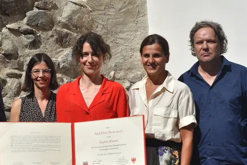 Der grenzüberschreitende Paul-Flora-Preis wurde in diesem Jahr der Tirolerin Sophia Mairer (2.v.l.) überreicht: Im Bild die Preisträgerin mit den Jurymitgliedern (v.l.) Nina Tabassomi (Innsbruck), Sabine Gamper (Ritten) und Andreas Flora (Innsbruck/Mals). (Foto: Bürgergenossenschaft Obervinschgau)