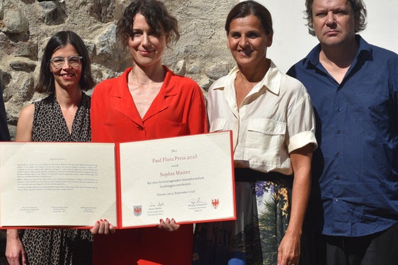 Quest'anno il premio transfrontaliero Paul Flora è stato assegnato all'artista tirolese Sophia Mairer (seconda da sinistra): nella foto, la premiata con i membri della giuria (da sinistra) Nina Tabassomi (Innsbruck), Sabine Gamper (Renon) e Andreas Flora (Innsbruck/Malles) (Foto: ASP/Bürgergenossenschaft Obervinschgau)