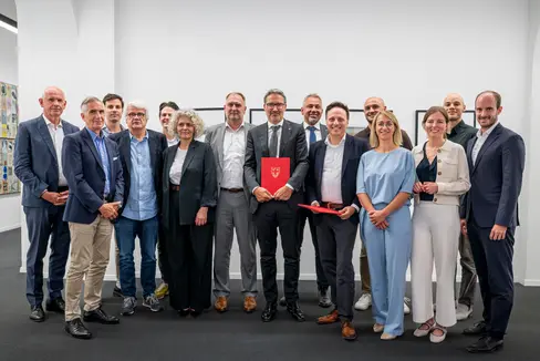 Sie haben eine enge Zusammenarbeit formell besiegelt: Die Vertreterinnen und Vertreter des Landes Südtirol sowie der GovTech Deutschland. Der entsprechende Kooperationsvertrag wurde von Landeshautpmann Arno Kompatscher (Achter von links) und GovTech-Vorstandsmitglied Ammar Alkassar (Zehnter von links) unterzeichnet. Im Bild auch Josef T. Hofer, der Direktor der Agentur für ein digitales Südtirol (Siebter von links). (Foto: LPA/Fabio Brucculeri)