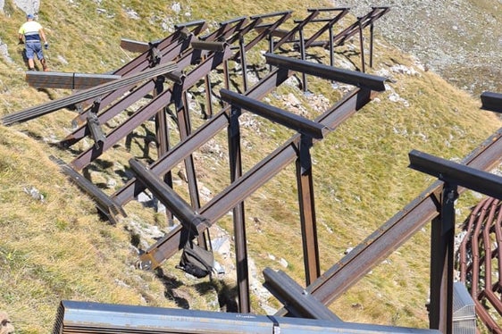 Das Landesamt für Wildbach- und Lawinenverbauung Nord hat in den vergangenen drei Monaten die Instandhaltung der bestehenden Lawinenwerke zum Schutz von Kematen in der Gemeinde Pfitsch vor der Kematerlahner-Lawine unterhalb des Flatsch-Joches weitergeführt. (Landesamt für Wildbach- und Lawinenverbauung Nord in der Agentur für Bevölkerungsschutz)