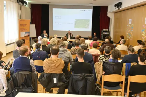 Werkstattgespräch von Verantwortlichen und Projektmitarbeitenden über Theorie und Praxis von Schulsozialarbeit. (Foto: LPA/Landesdirektion deutschsprachige Berufsbildung)