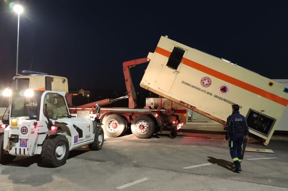 Koodiniert von der Agentur für Bevölkerungsschutz werden in Zusammenarbeit mit dem Roten Kreuz, dem Weißen Kreuz, dem Landesverband der Freiwilligen Feuerwehren und der Berufsfeuerwehr Hilfsmittel in das vom Erdbeben betroffene Gebiet in der Türkei geliefert. (Foto: LPA/Agentur für Bevölkerungsschutz/Sektion Zivilschutz im Weißen Kreuz)