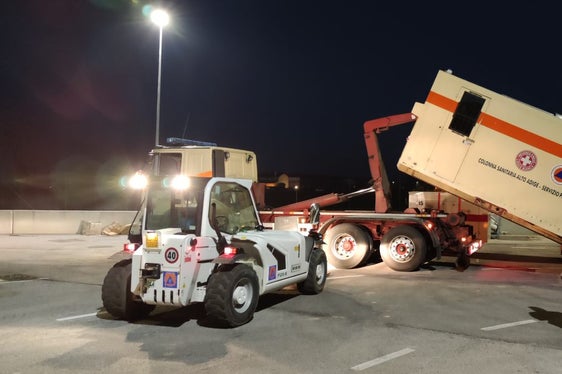 Koodiniert von der Agentur für Bevölkerungsschutz werden in Zusammenarbeit mit dem Roten Kreuz, dem Weißen Kreuz, dem Landesverband der Freiwilligen Feuerwehren und der Berufsfeuerwehr Hilfsmittel in das vom Erdbeben betroffene Gebiet in der Türkei geliefert. (Foto: LPA/Agentur für Bevölkerungsschutz/Sektion Zivilschutz im Weißen Kreuz)