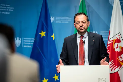 Landesrat Marco Galateo stellte das neue Projekt vor: „Ziel ist es, auf jugendspezifische Phänomene zu reagieren und Ressourcen in präventive Maßnahmen der Mitgestaltung zu investieren.“ (Foto: LPA/Fabio Brucculeri)