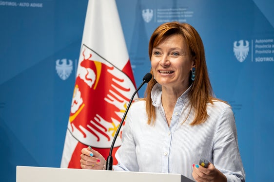 La digitalizzazione non influenza più solo le scuole a livello tecnico, ma cambia in modo significativo anche l'ambiente di vita e di apprendimento dei nostri alunni e delle nostre alunne, afferma Sigrun Falkensteiner, intendente scolastica in lingua tedesca. (Foto: USP/Fabio Brucculeri)