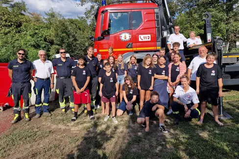 Foto di gruppo con i vigili del fuoco del Corpo permanente durante il campo giovanile della Protezione civile a Naturno (Foto: USP/Vigili del fuoco Corpo permanente Bolzano)