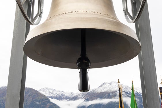 Segnung der Glocke durch Bischof Hermann Glettler (Foto: Land Tirol/Die Fotografen)