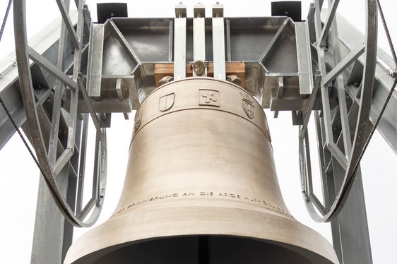 Segnung der Glocke durch Bischof Hermann Glettler (Foto: Land Tirol/Die Fotografen)