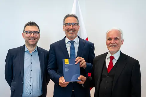 In occasione della visita inaugurale dell’Istituto sudtirolese dei gruppi etnici, Paul Videsott (a sinistra) e il presidente dell’SVI Hugo-Daniel Stoffella (a destra) hanno consegnato al presidente della Provincia Arno Kompatscher (al centro) l’ultima edizione dell'European Journal of Minority Studies (EJM). (Foto: USP/Fabio Brucculeri)