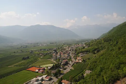 Für die Ausarbeitung des Gemeindeentwicklungsprogramms für Raum und Landschaft steht den Gemeinden (im Bild Burgstall) ein Technischer Leitfaden zur Verfügung, den die Landesregierung genehmigt hat. (Foto: LPA/Archiv)