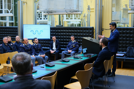 Sicherheit im Netz ist heute wichtiger denn je, wie beim Auftakt der Cybersecurity-Week im Palais Widmann in Bozen betont wurde. (Foto: LPA/Lukas Forer)