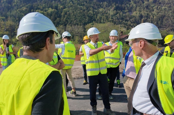 Es handelt sich um eine technisch äußerst anspruchsvolle Baustelle, betonte Mobilitätslandesrat Daniel Alfreider (Bildmitte) beim Lokalaugenschein zur Riggertal-Schleife. Zugleich würdigte er den Einsatz der beteiligten Unternehmen, Technikerinnen und Techniker, Tunnelarbeiter sowie aller weiteren am Bau beteiligten Fachkräfte. (Foto: LPA/Ingo Dejaco)