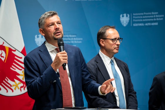 Wer täglich mit dem Zug unterwegs ist, muss sich auf den Dienst verlassen können. Deshalb verlangen wir von allen Beteiligten konkrete Lösungen, betonte Mobilitätslandesrat Daniel Alfreider. Oberste Priorität habe dabei die Verbesserung der Fahrgastinformation. (Foto: LPA/Fabio Brucculeri)