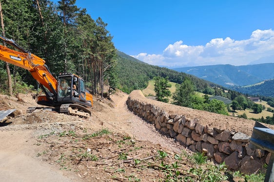 Ora una diga lunga 115 metri protegge le case sottostanti nella frazione di Rio Nero, ad Avigna di San Genesio (Foto: ASP/Ufficio sistemazione bacini montani Nord)