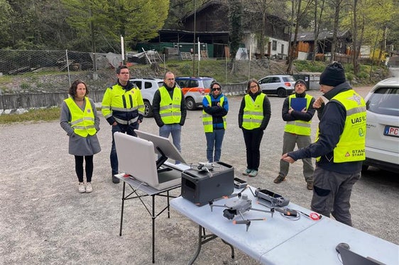 Steuern will gelernt sein: Drohnen werden unter anderem zur fotografischen und photogrammetrischen Erfassung hydrogeologischer Ereignisse, der Dokumentation von Baustellen der Wildbachverbauung, der Kontrolle der Funktionsfähigkeit von Bauwerken der Wildbach- und Lawinenverbauung, der fotografischen und photogrammetrischen Erfassung hydrogeologischer Ereignisse und der Dokumentation von Baustellen der Wildbachverbauung eingesetzt. (Foto: LPA/Landeswarnzentrum in der Agentur für Bevölkerungsschutz)