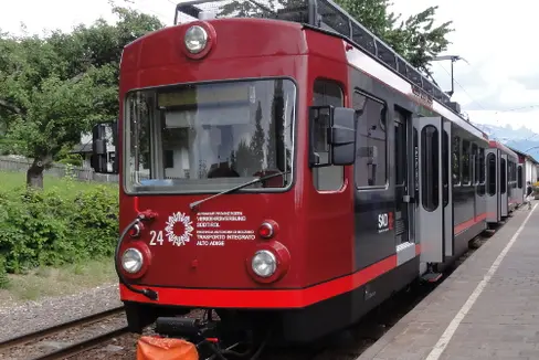 Die Verträge zwischen Land und der Südtiroler Transportstrukturen AG Sta, die die Dienste derzeit die Dienste für die Rittner Bahn (im Bild), die Rittner Seilbahn und die Mendelbahn erbringt, sind auf jeden Fall bis auf Weiteres gültig. (Foto: Sta)