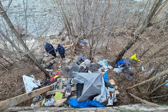 Der Müll stammt vor allem von den illegalen Behausungen und Zelten entlang der Ufer, die ebenfalls geräumt werden mussten, da sie ein erhebliches Risiko darstellen, sowohl für die Bewohner als auch für die öffentliche Infrastruktur. (Foto: LPA/Amt für Wildbach- und Lawinenverbauung Süd in der Agentur für Bevölkerungsschutz)