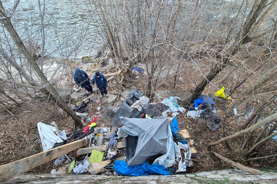 Der Müll stammt vor allem von den illegalen Behausungen und Zelten entlang der Ufer, die ebenfalls geräumt werden mussten, da sie ein erhebliches Risiko darstellen, sowohl für die Bewohner als auch für die öffentliche Infrastruktur. (Foto: LPA/Amt für Wildbach- und Lawinenverbauung Süd in der Agentur für Bevölkerungsschutz)