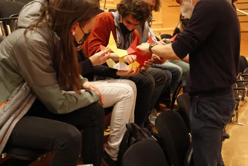 Selbst testen: Lehrpersonen konstruierten bei der Mathematik-Tagung gemeinsam ein Dodekaeder (Körper mit zwölf Flächen). (Foto: LPA/Deutsche Bildungsdirektion)
