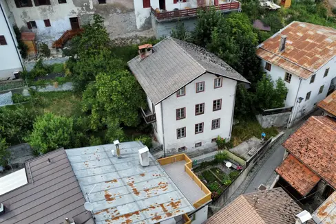 La cosiddetta Casa Hofer nel centro di Stelvio: l'edificio residenziale viene restaurato nell'ambito del progetto Pnrr del Comune di Stelvio. Oggi la Giunta ha deciso la tutela diretta del monumento. (Foto: ASP/Soprintendenza ai beni culturali)