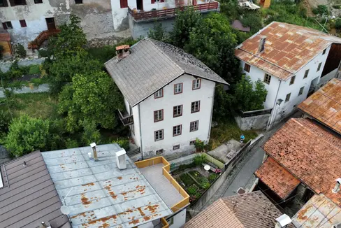 La cosiddetta Casa Hofer nel centro di Stelvio: l'edificio residenziale viene restaurato nell'ambito del progetto Pnrr del Comune di Stelvio. Oggi la Giunta ha deciso la tutela diretta del monumento. (Foto: ASP/Soprintendenza ai beni culturali)
