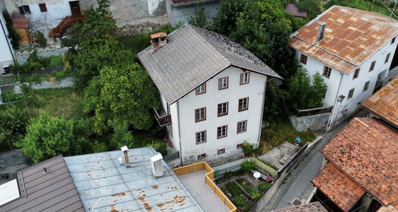Das so genannte Hofer-Haus im Ortskern von Stilfs: Im Rahmen des Pnrr-Projekts von Stilfs wird das Wohngebäude instandgesetzt. Heute hat die Landesregierung die direkte Denkmalschutzbindung beschlossen. (Foto: LPA/Landesdenkmalamt)
