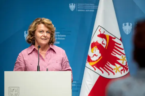 L'assessora provinciale Rosmarie Pamer invita alla conferenza stampa di metà mandato nella giornata del 13 luglio. (Foto:USP/Fabio Brucculeri)