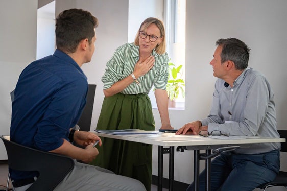 Durch das Zuteilungsverfahren würden neue Mitarbeitende dort angestellt, wo ihre Stärken am besten passen und zugleich die Landesverwaltung als Arbeitgeber gestärkt, sagt Personallandesrätin Magdalena Amhof, im Bild im Gespräch mit Führungskräften bei der Vorbereitung des Speed Datings. (Foto: LPA/Greta Stuefer)