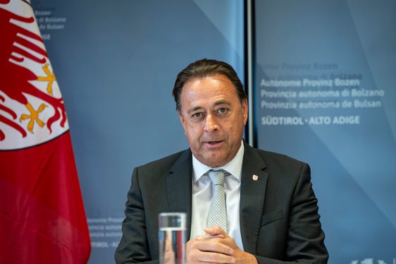 Es war eine einmalige Chance, in einem Austausch mit unserem Landeshauptmann und den Landesrätinnen und Landesräten direkt ins Gespräch zu kommen. Wir sind tief in die Themen eingestiegen, die wir uns gewünscht haben, und haben konkrete Lösungen und Ansätze erhalten, wie wir diese angehen können. Wir sind sehr zufrieden mit dem heutigen Treffen und werden auf die Punkte aufbauen, die wir gemeinsam vereinbart haben, betonte der Präsident der Bezirksgemeinschaft Überetsch Unterland, Hansjörg Zelger. (Foto: LPA/Fabio Brucculeri)